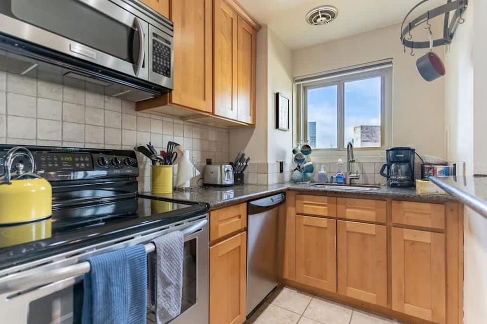 Vibrant Downtown, King Bed, Work Desk & Kitchen House in Seattle