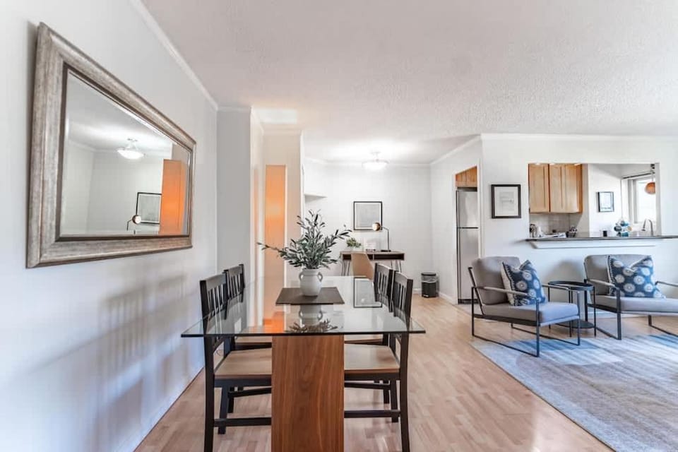 Vibrant Downtown, King Bed, Work Desk & Kitchen House in Seattle