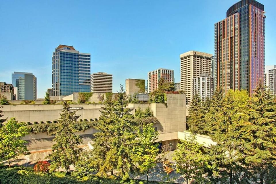 Vibrant Downtown, King Bed, Work Desk & Kitchen House in Seattle