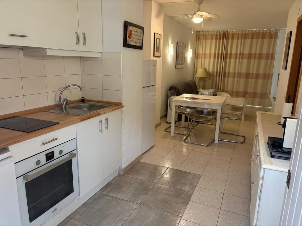 Kitchen or kitchenette, Dining area, oven, pet friendly, toaster
