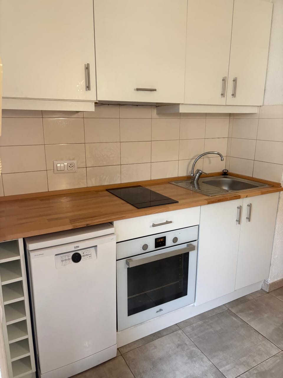 Kitchen or kitchenette, dishwasher, stove