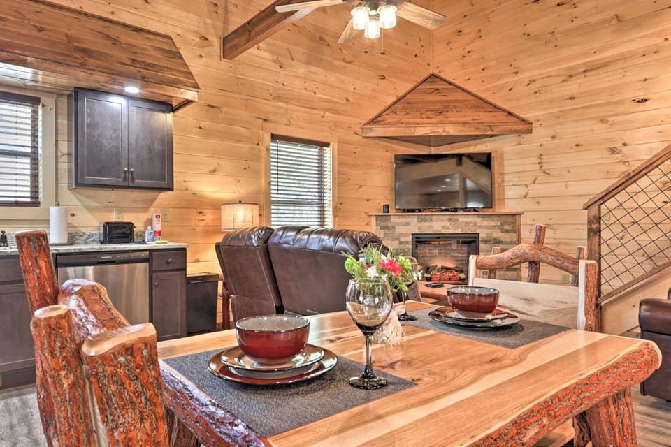 Pigeon Forge Cabin w/ Hot Tub: 1 Mi to Parkway Cabin in Pigeon Forge