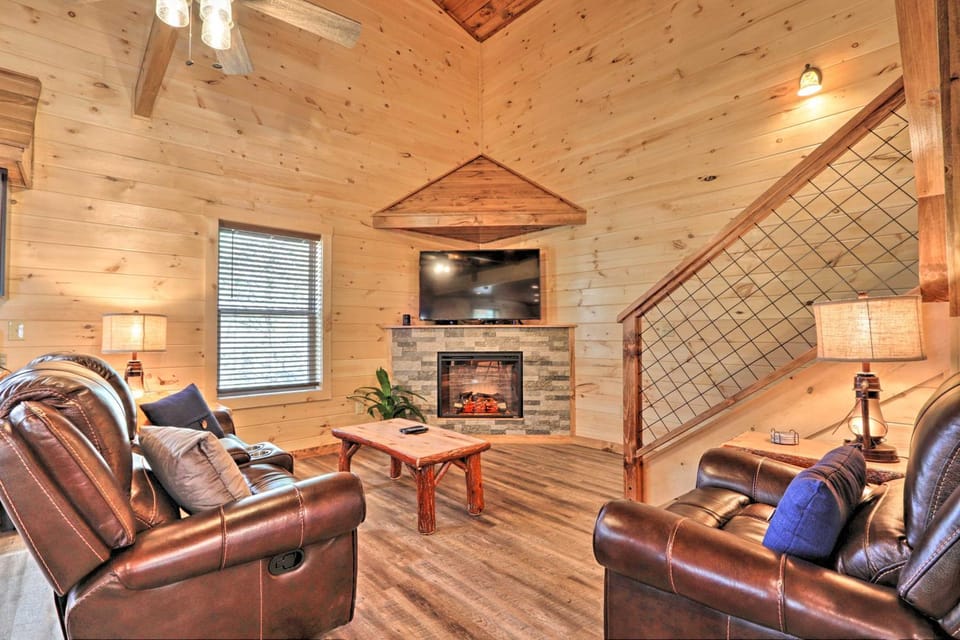 Pigeon Forge Cabin w/ Hot Tub: 1 Mi to Parkway Cabin in Pigeon Forge