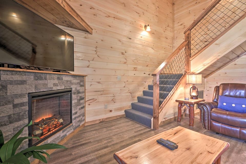 Pigeon Forge Cabin w/ Hot Tub: 1 Mi to Parkway Cabin in Pigeon Forge