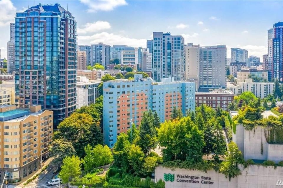 Eclectic Downtown & Cap Hill King bed & Kitchen House in Seattle