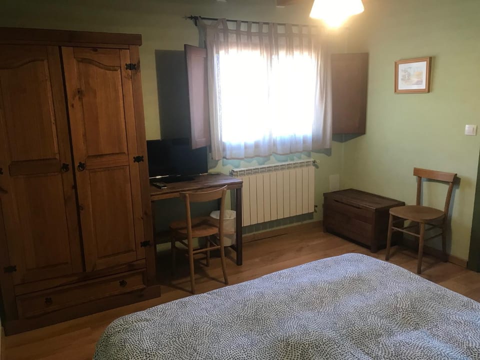 Photo of the whole room, Bedroom