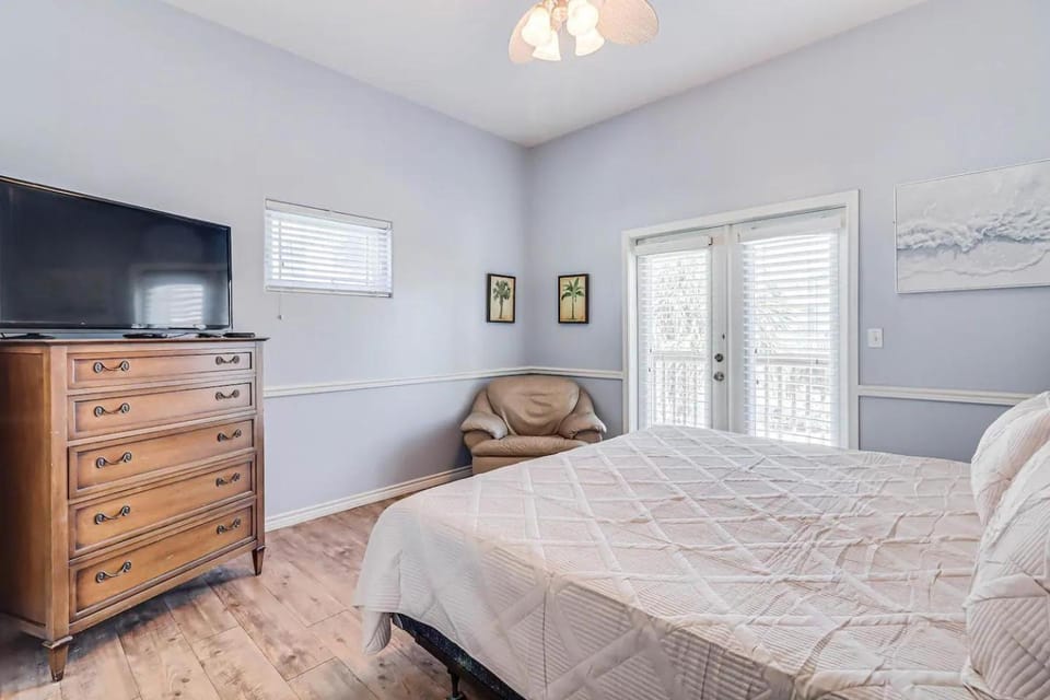 Bed, TV and multimedia, Bedroom