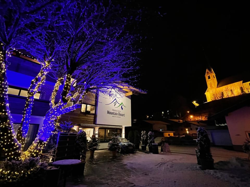 Property building, Facade/entrance, Property logo or sign, Winter, Parking