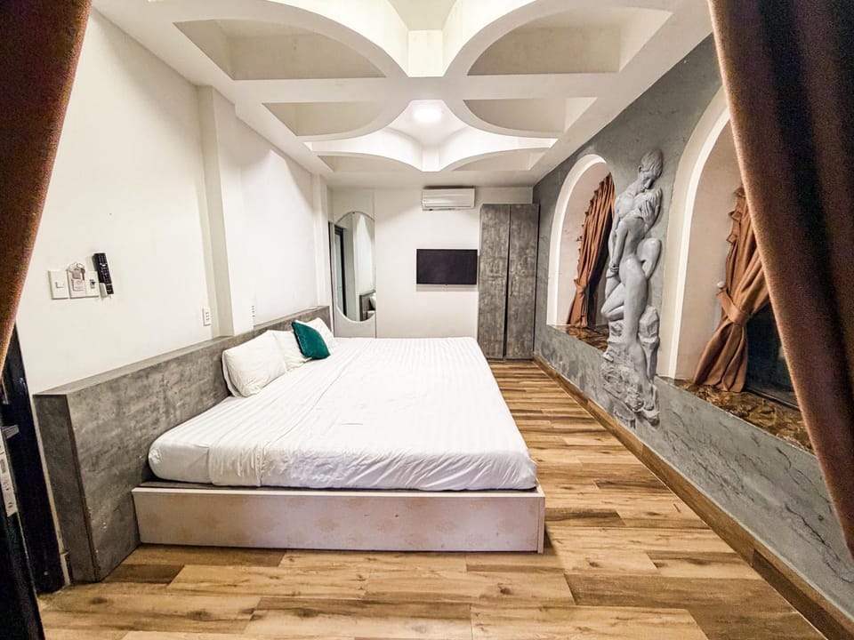Photo of the whole room, Bedroom