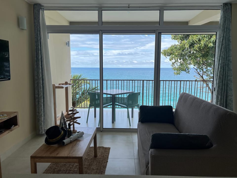 View (from property/room), Balcony/Terrace, Living room, Seating area, Dining area, Sea view