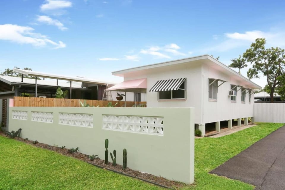 Tropicana Bungalow - Retro Getaway House in Cairns