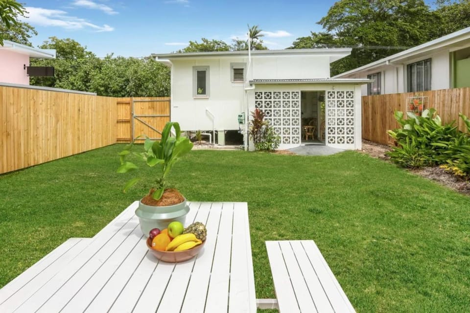 Tropicana Bungalow - Retro Getaway House in Cairns