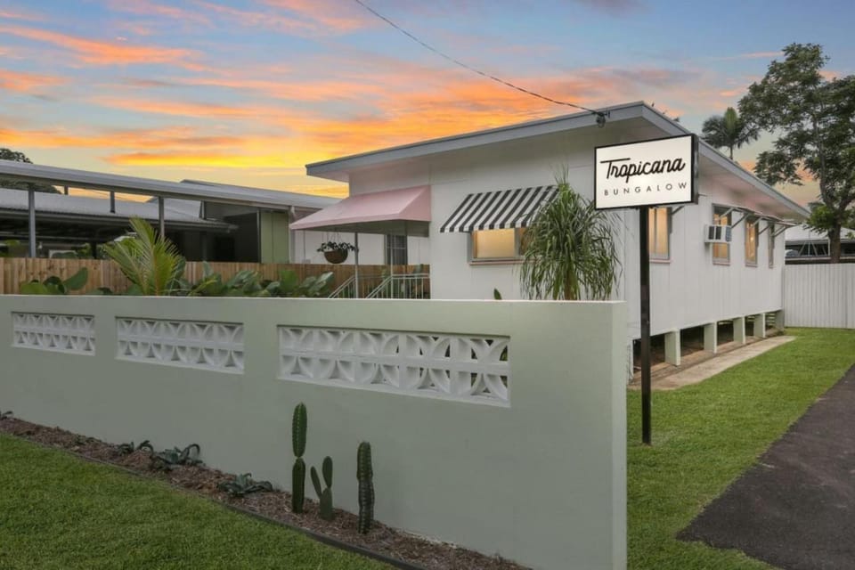 Tropicana Bungalow - Retro Getaway House in Cairns