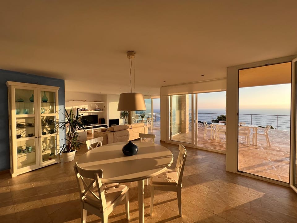 Living room, Seating area, Dining area, Sea view, pet friendly