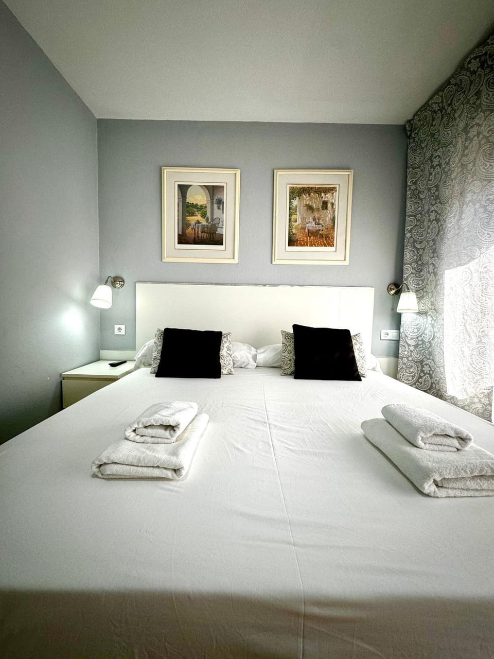 Bed, Photo of the whole room, Bedroom, towels