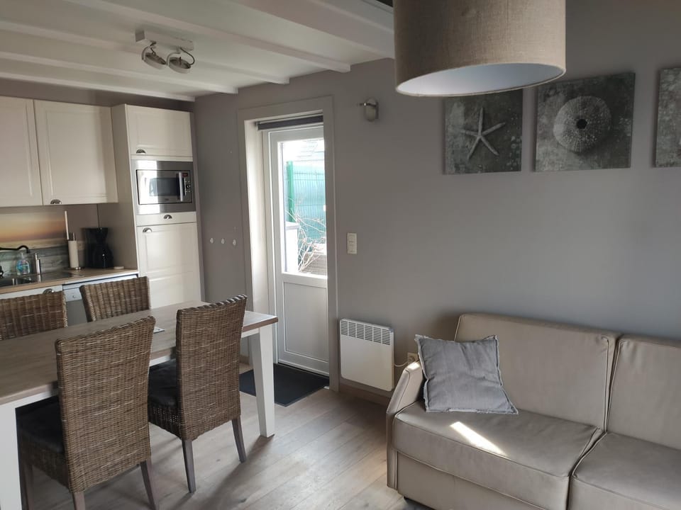 Seating area, Dining area