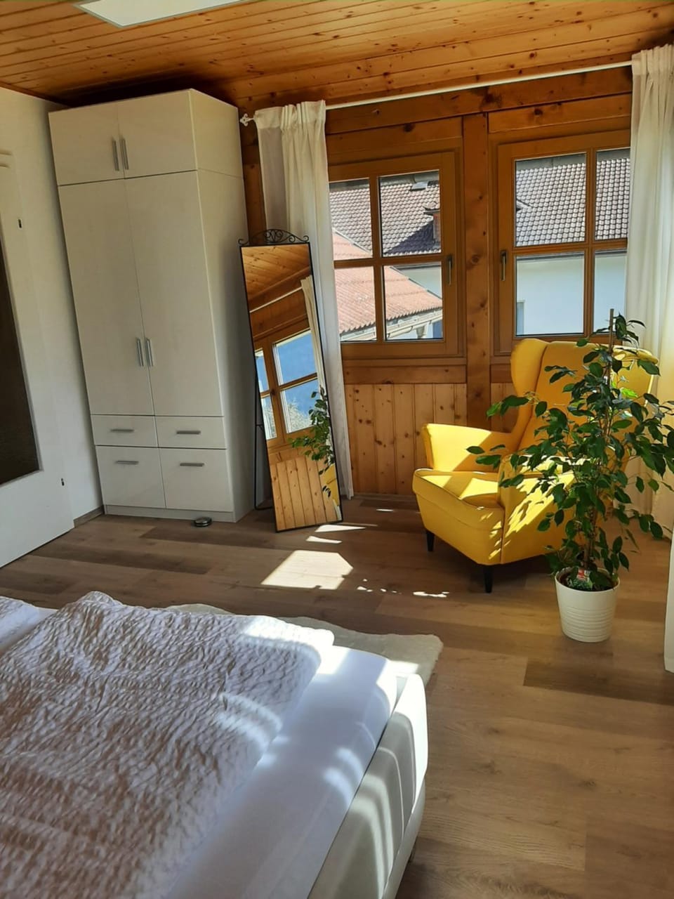 Photo of the whole room, Bedroom