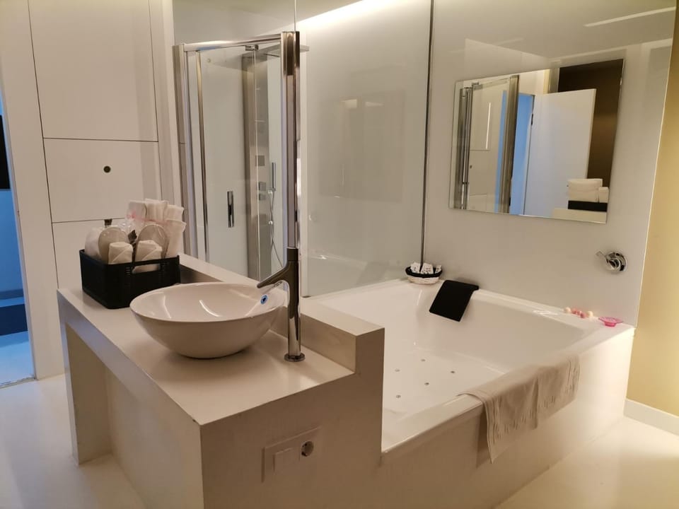 Hot Tub, Bathroom