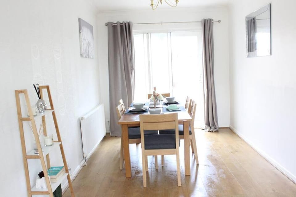 Private & Comfortable 2 Bedroom Home away from Home House in London Borough of Hillingdon