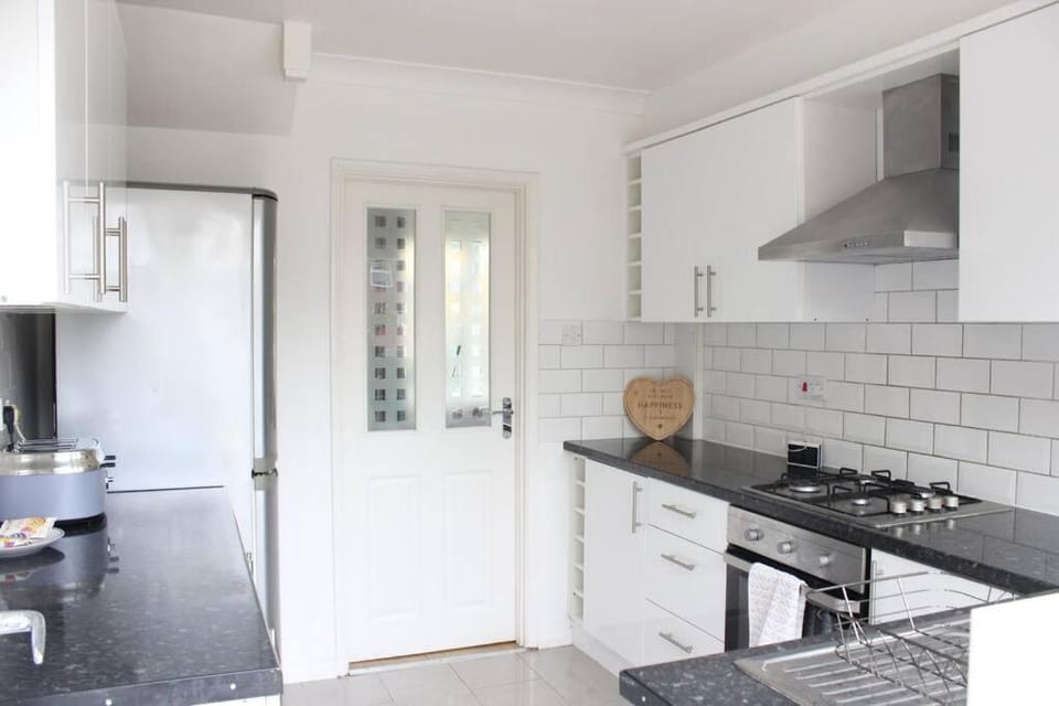 Private & Comfortable 2 Bedroom Home away from Home House in London Borough of Hillingdon