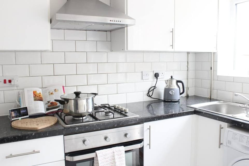 Private & Comfortable 2 Bedroom Home away from Home House in London Borough of Hillingdon