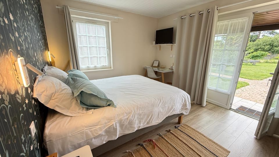 Photo of the whole room, Bedroom