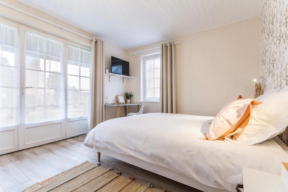 Bed, Photo of the whole room, Bedroom
