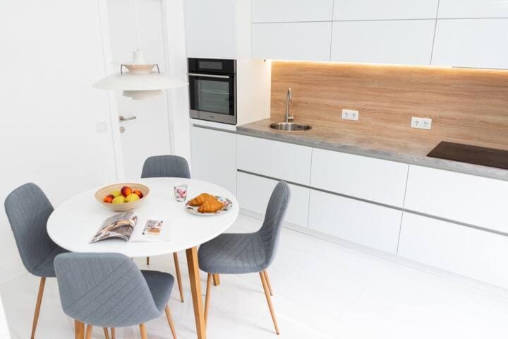 Kitchen or kitchenette, Food and drinks, Dining area, Food, minibar, oven, stove