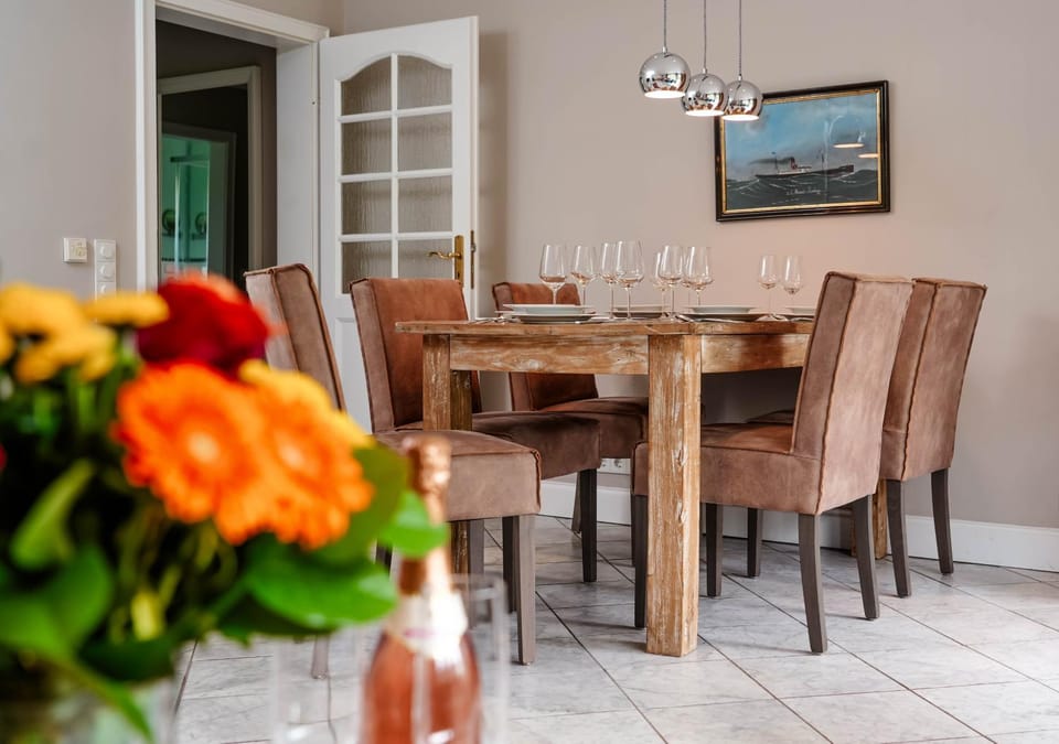 Seating area, Dining area