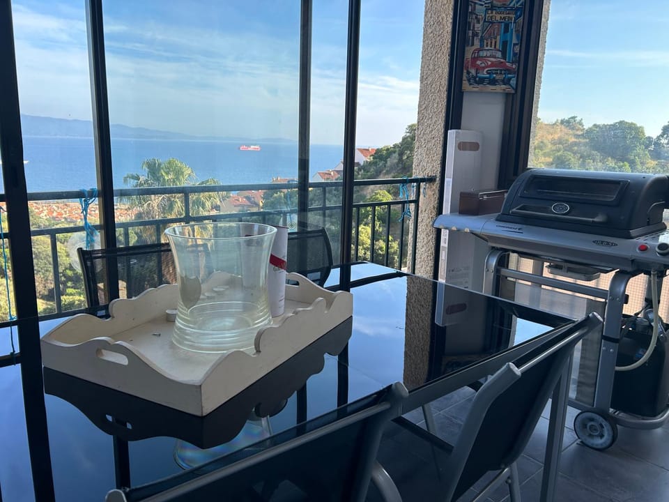 Natural landscape, BBQ facilities, View (from property/room), Balcony/Terrace, Balcony/Terrace, Living room, Seating area, Dining area, Mountain view, Sea view