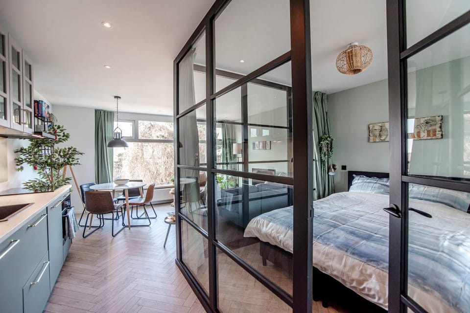Kitchen or kitchenette, Seating area, Bedroom