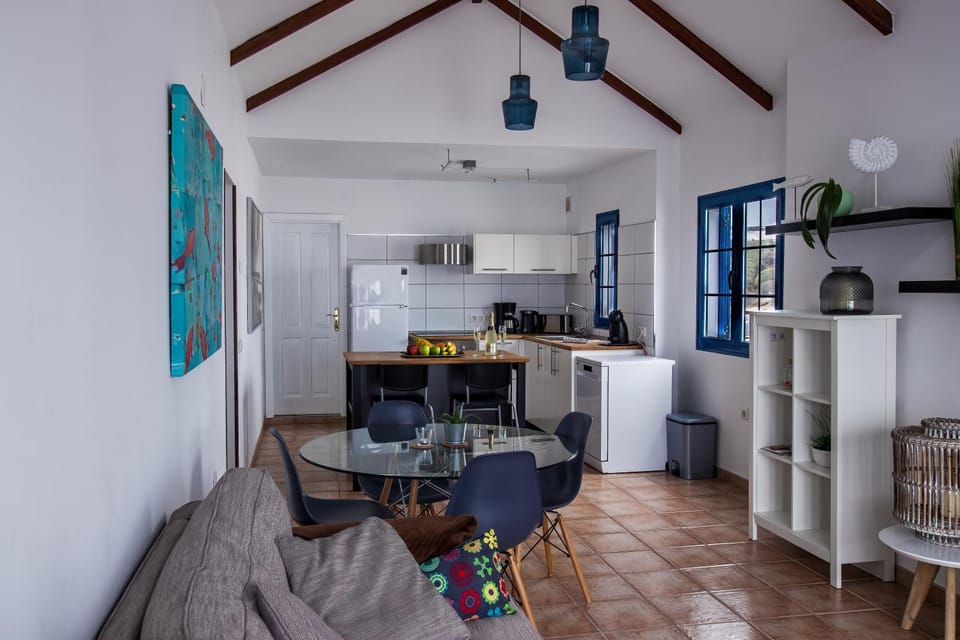 Kitchen or kitchenette, Living room, Lounge or bar, dishwasher