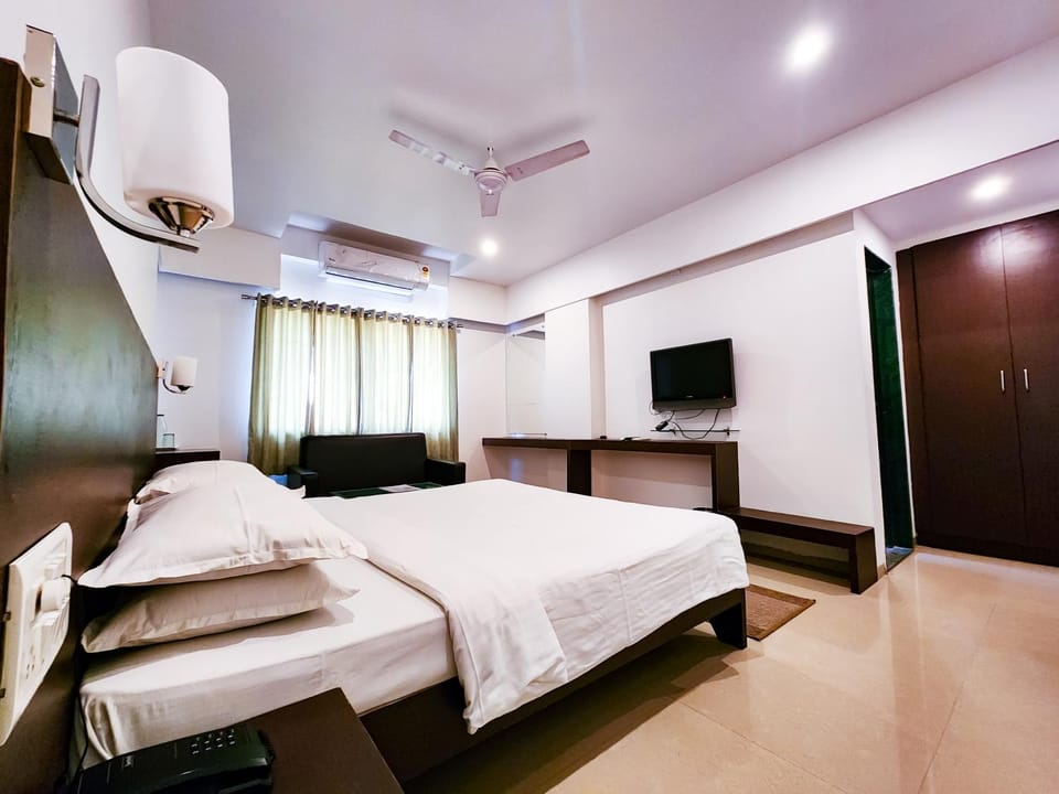 Bed, TV and multimedia, Photo of the whole room, fireplace, air conditioner