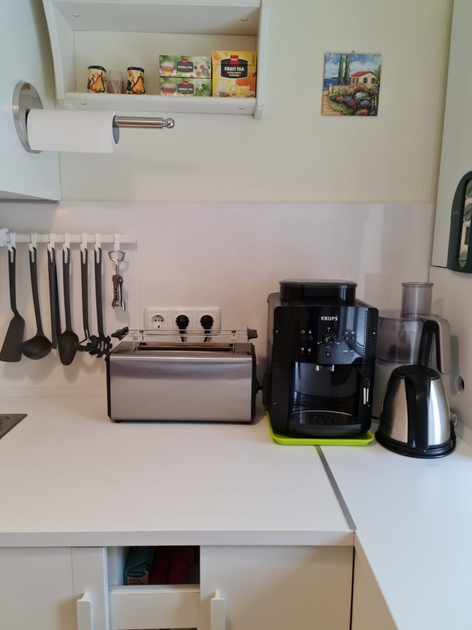 Coffee/tea facilities, Decorative detail, toaster, kitchen