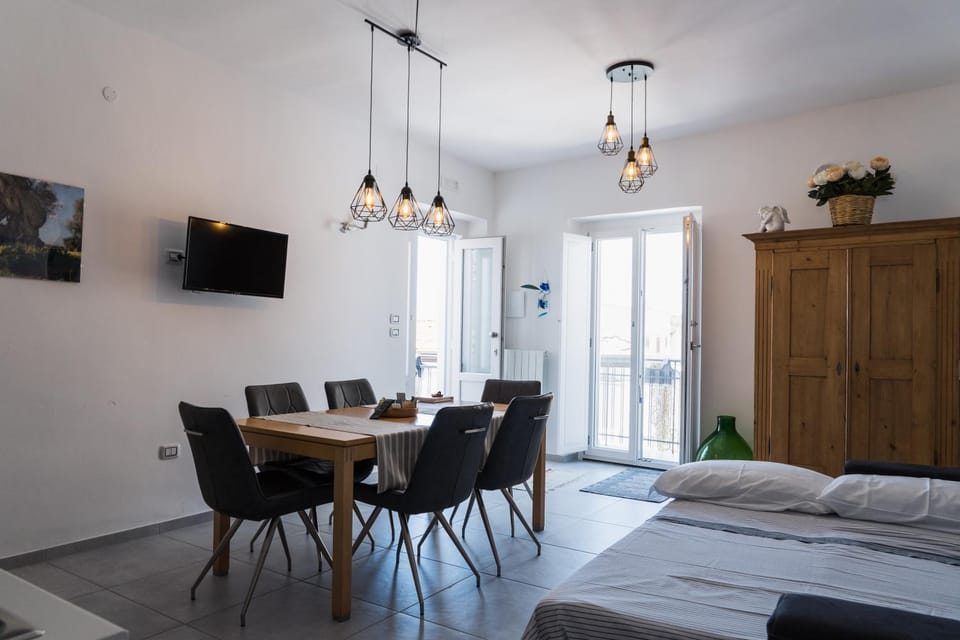 Bed, TV and multimedia, Living room, Photo of the whole room, Seating area