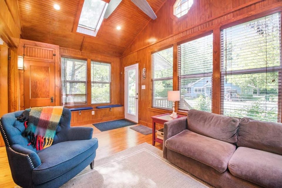 Coast Away House in Chikaming Township