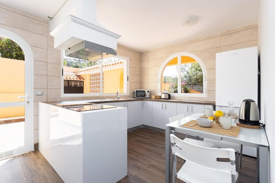 Kitchen or kitchenette, Other, stove