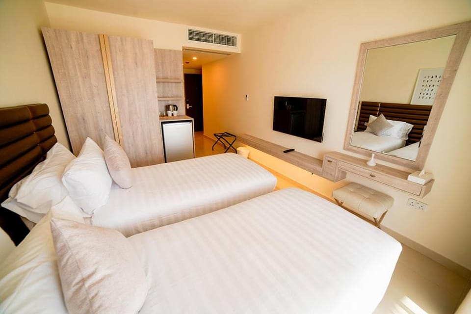 Bed, TV and multimedia, Photo of the whole room, Bedroom, wardrobe, air conditioner