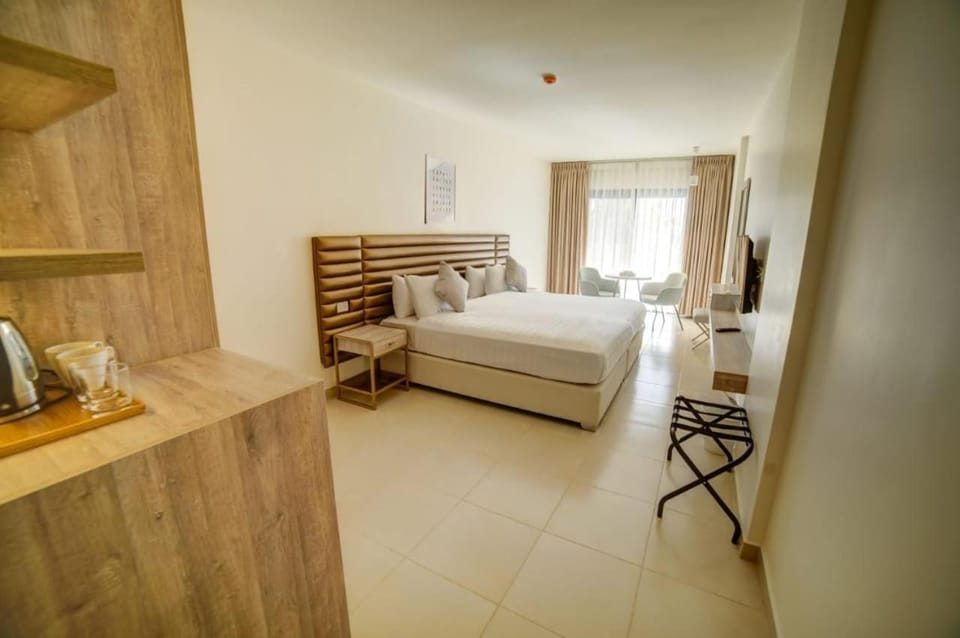Bed, Living room, Photo of the whole room, Seating area, Bedroom, towels