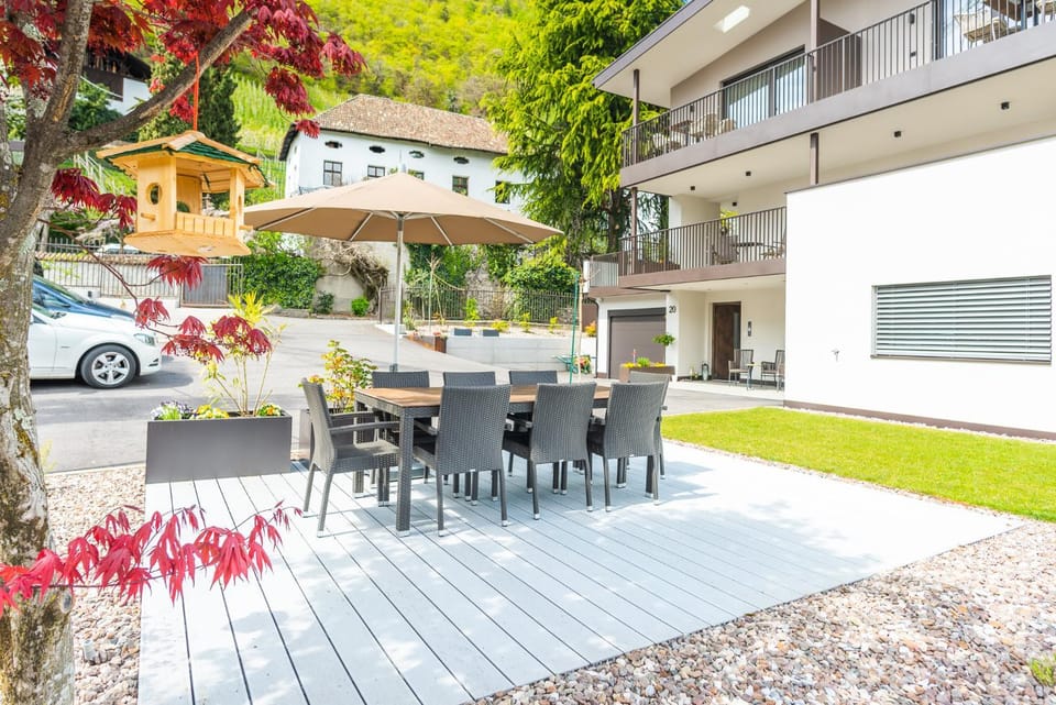 Property building, Garden, Parking
