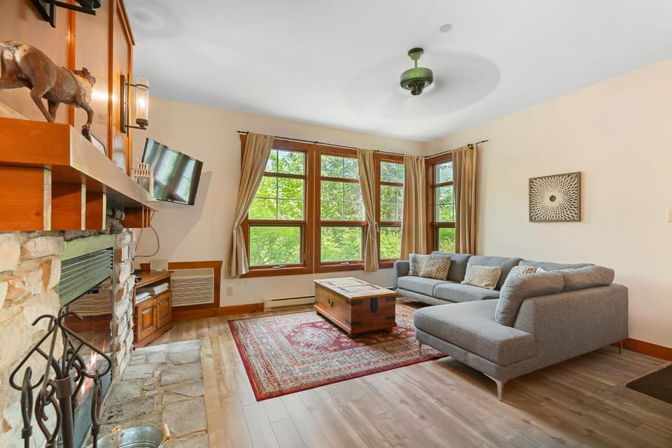 Les Eaux - 2bdrs W Pool & Hot Tub Near Village House in Mont-Tremblant