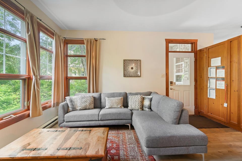 Les Eaux - 2bdrs W Pool & Hot Tub Near Village House in Mont-Tremblant