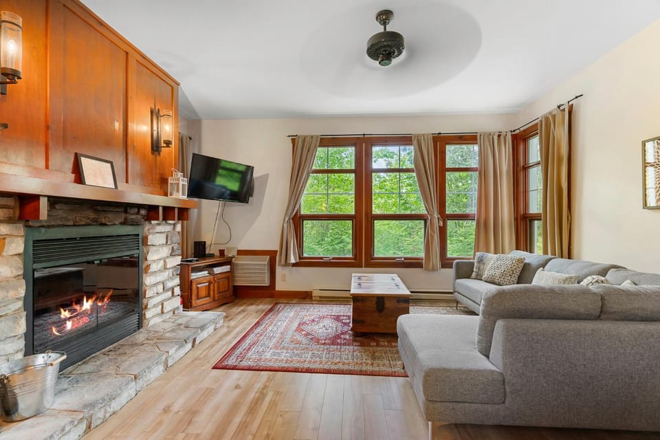 Les Eaux - 2bdrs W Pool & Hot Tub Near Village House in Mont-Tremblant