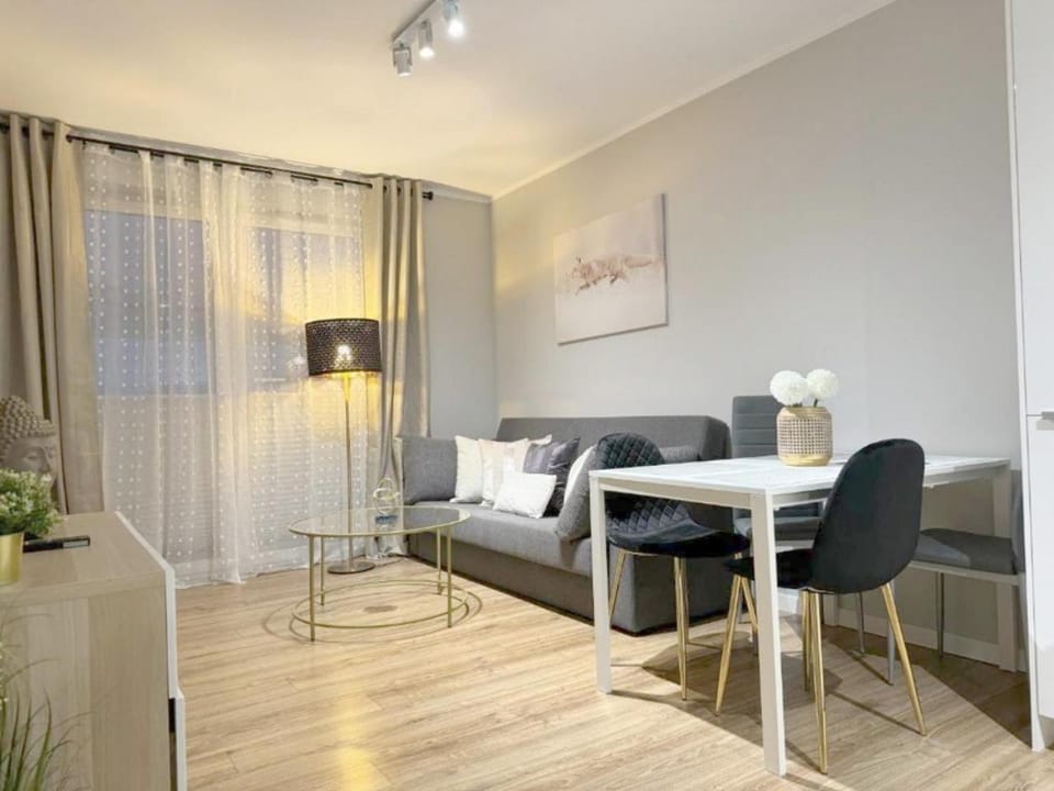 Bed, Living room, Photo of the whole room, Seating area, Dining area