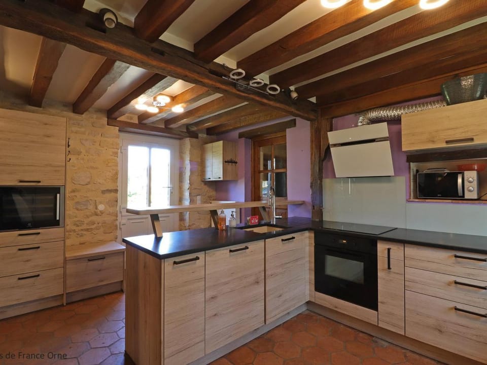 Maison ancienne avec jardin clos près centre équestre, séjour confortable - FR-1-497-144 House in Normandy