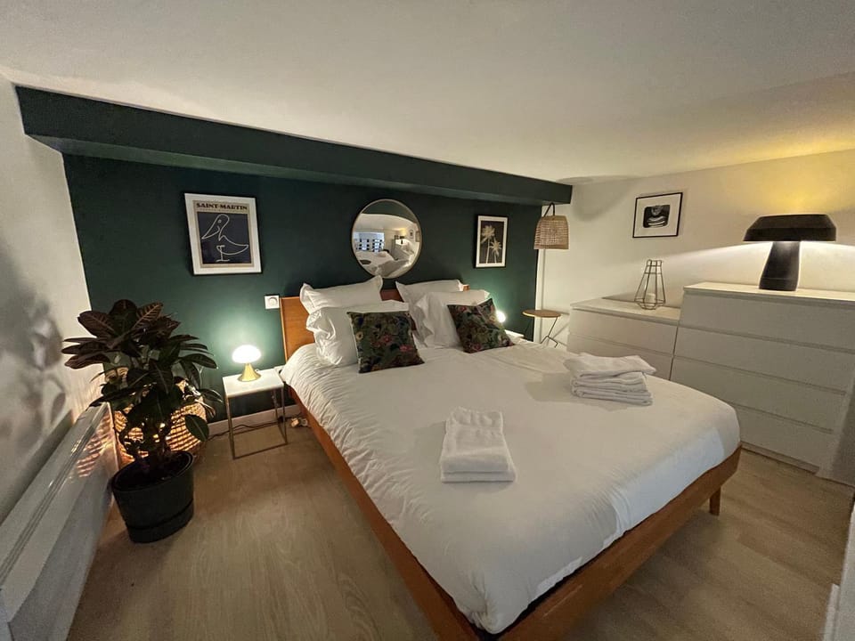 Photo of the whole room, Bedroom