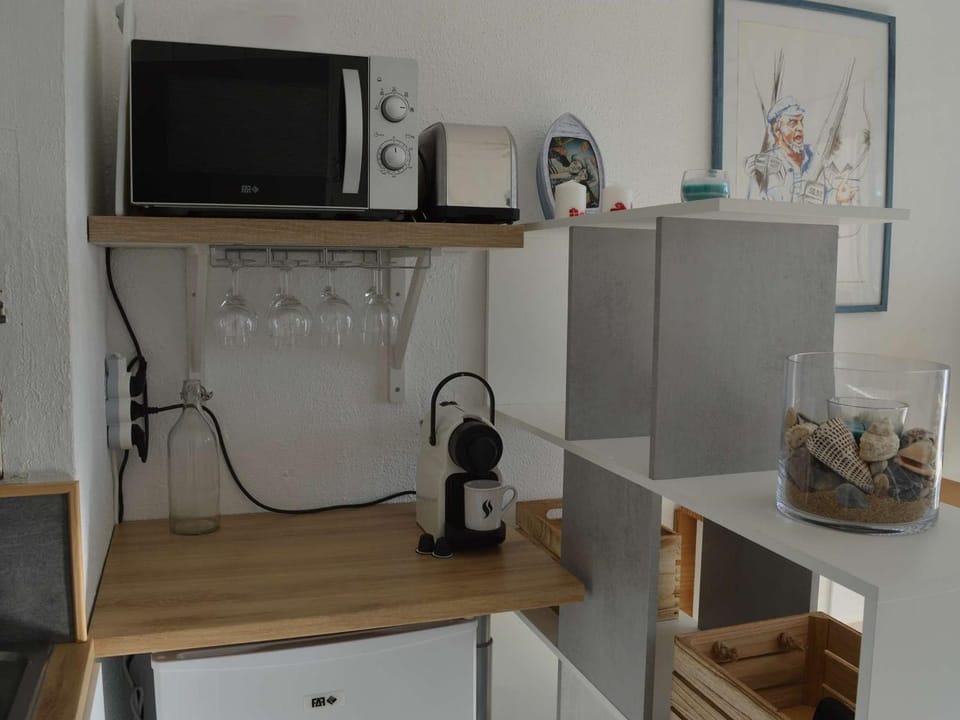 Studio Cabine lumineux, loggia & plancha à Port Camargue, 4 couchages, ménage inclus Cabin in Le Grau-du-Roi
