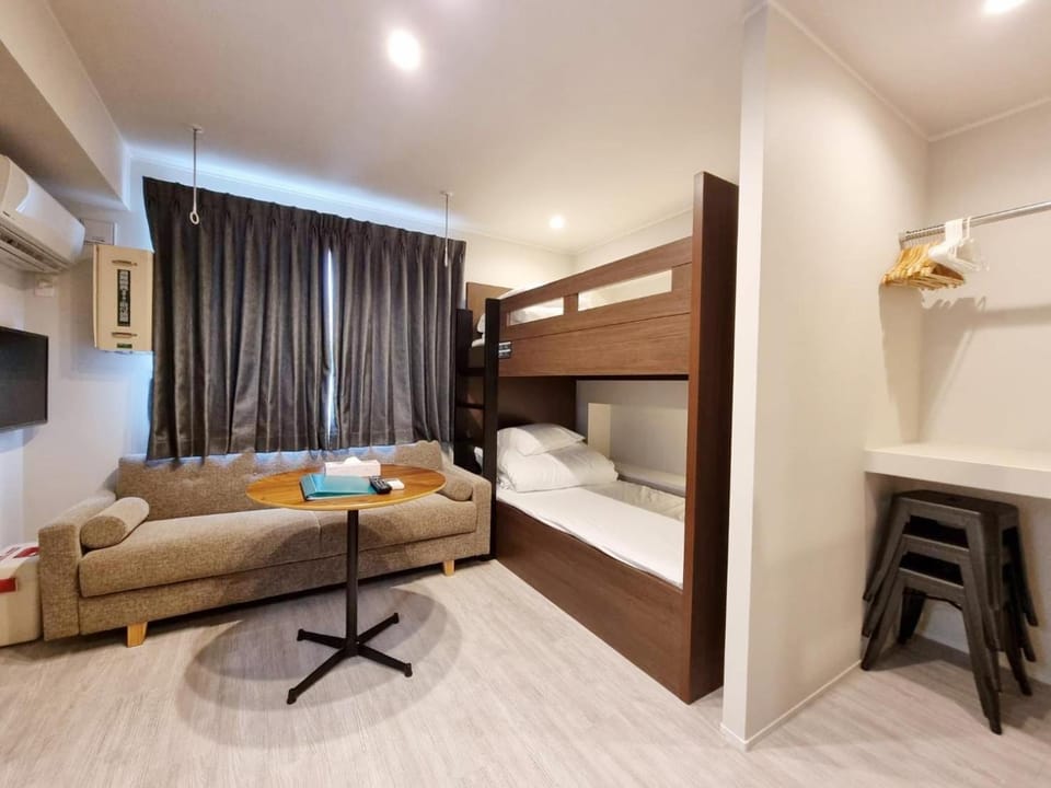 Bedroom, bunk bed