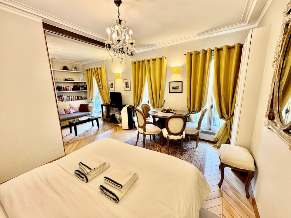 CHABLIS 27 avenue de la Bourdonnais 75007 Apartment in Paris