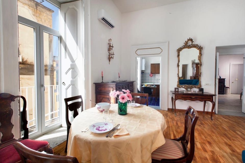Seating area, Dining area